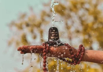 hand-with-holy-head-water-droplet-it